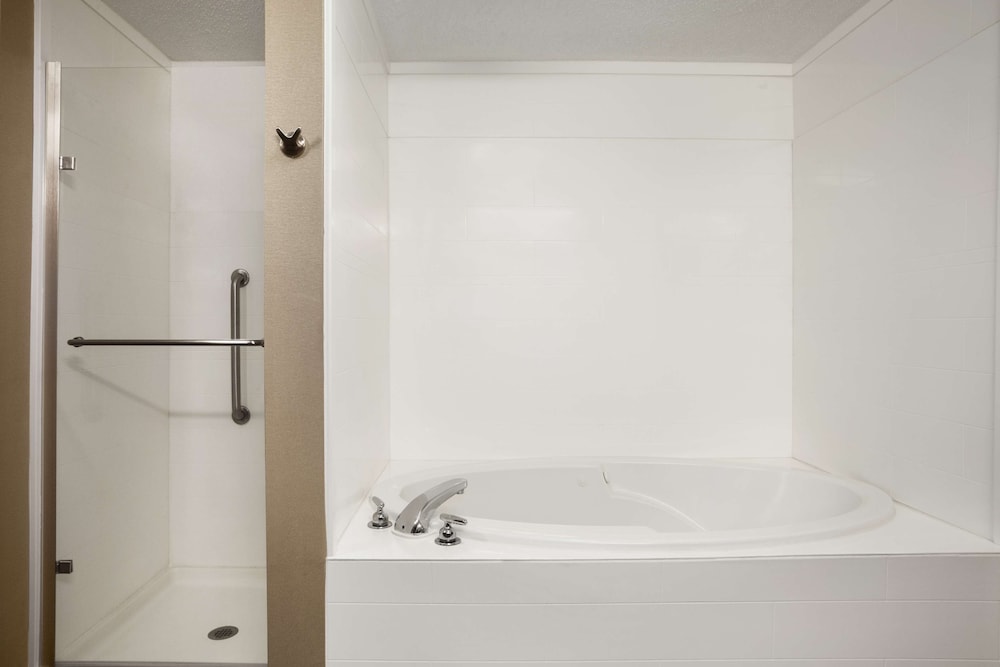 Hampton Inn Forrest City - photo 17