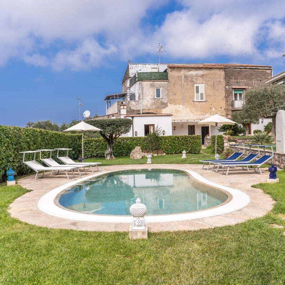 Villa Mimosa Rustic Elegance Views & Pool — 4-Star Luxury Hotel in Massa Lubrense, Italy