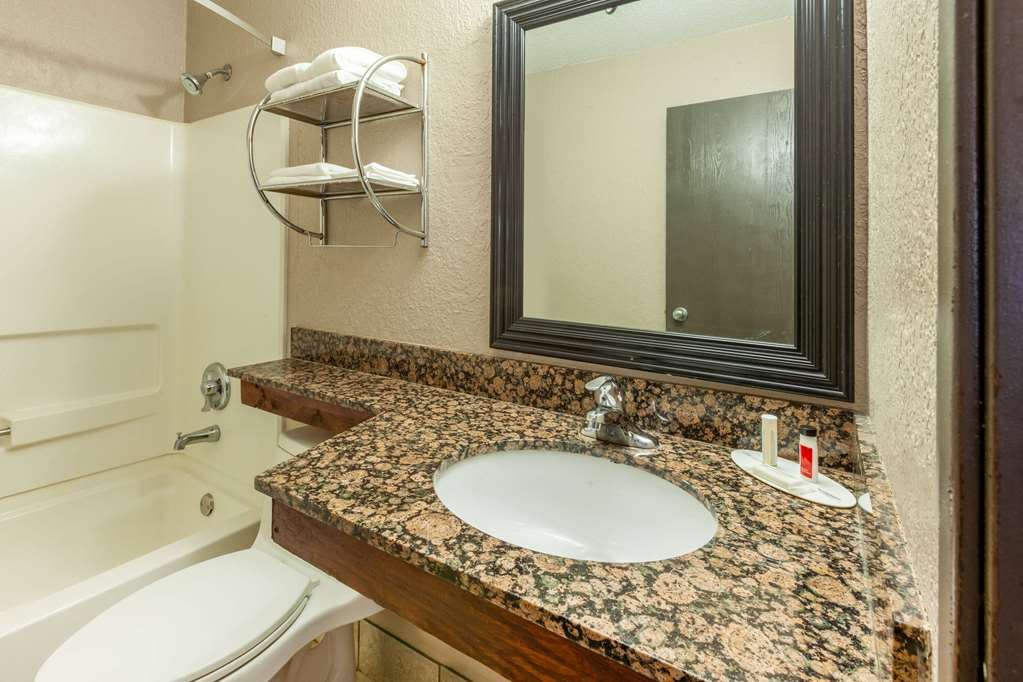 Super 8 by Wyndham Roseville Detroit Area - photo 10