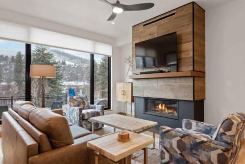 Riverfront Lodge 102 by East West Hospitality — 4-Star Luxury Hotel in Avon, United States