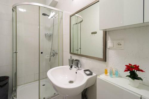Cozy Apt near Vake Park By Wehost