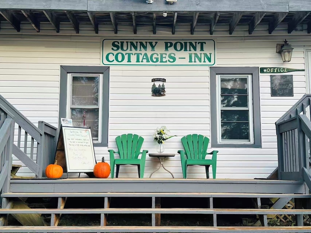 Sunny Point Resort Cottages and Inn in Parry Sound, Canada