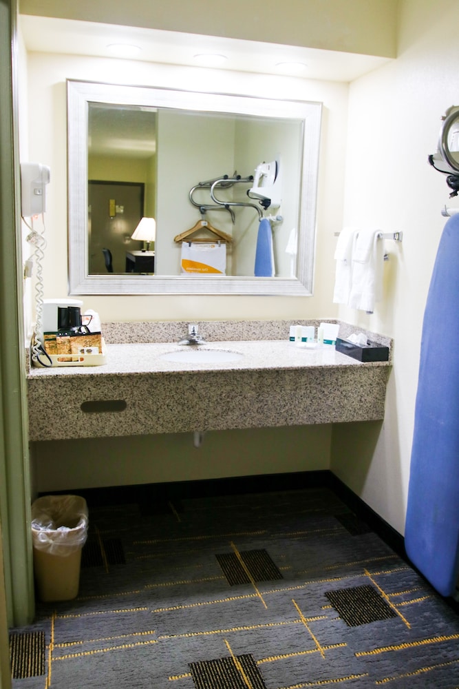 Quality Inn Cleveland North - photo 32