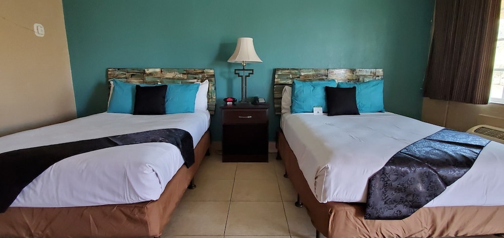 Pinecrest Inn & Suites - photo 11