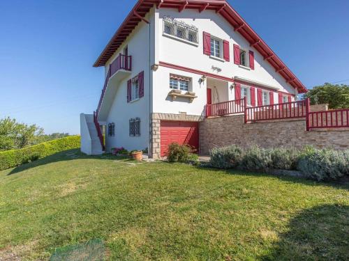 Apartment Urriztigain le calme 15min de saint jean de luz — 4-Star Luxury Hotel in Urrugne, France