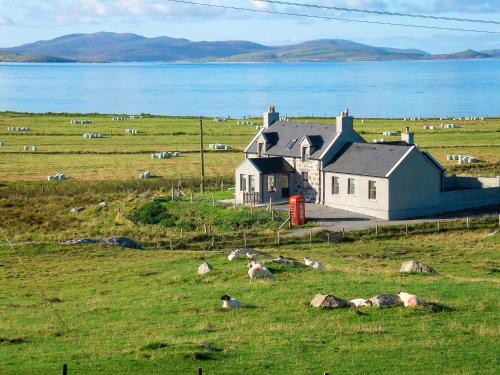 Kilbride Beach Cottage — 4-Star Luxury Hotel in Isle Of South Uist, United Kingdom