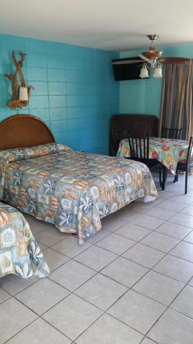 Royal Hawaiian Motel Botel - photo 15