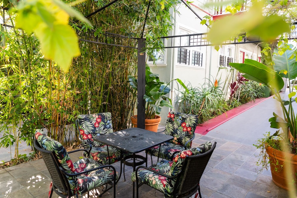 Hollywood Hills Suites - photo 7