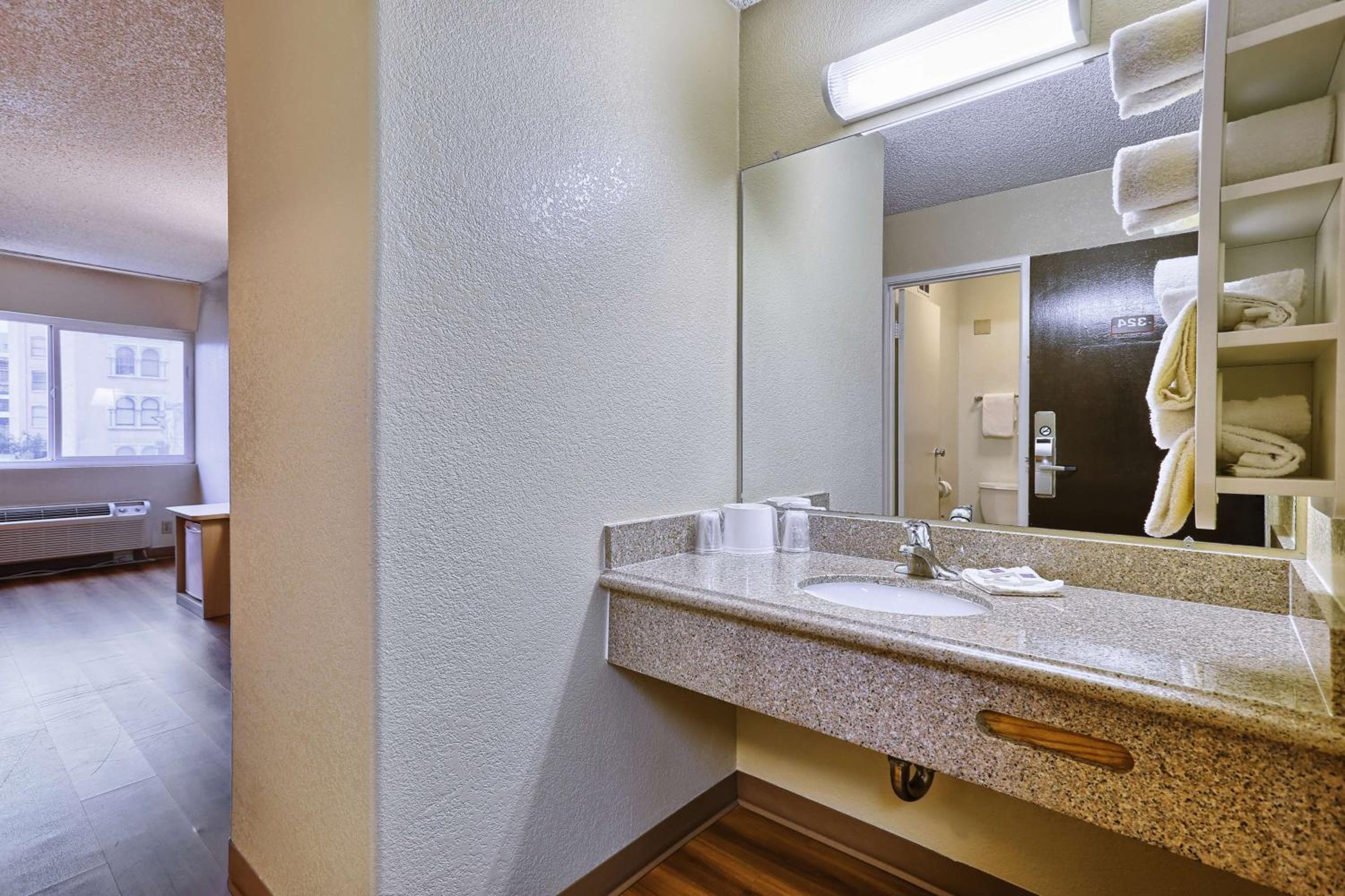 Cathedral Hill Hotel - photo 25