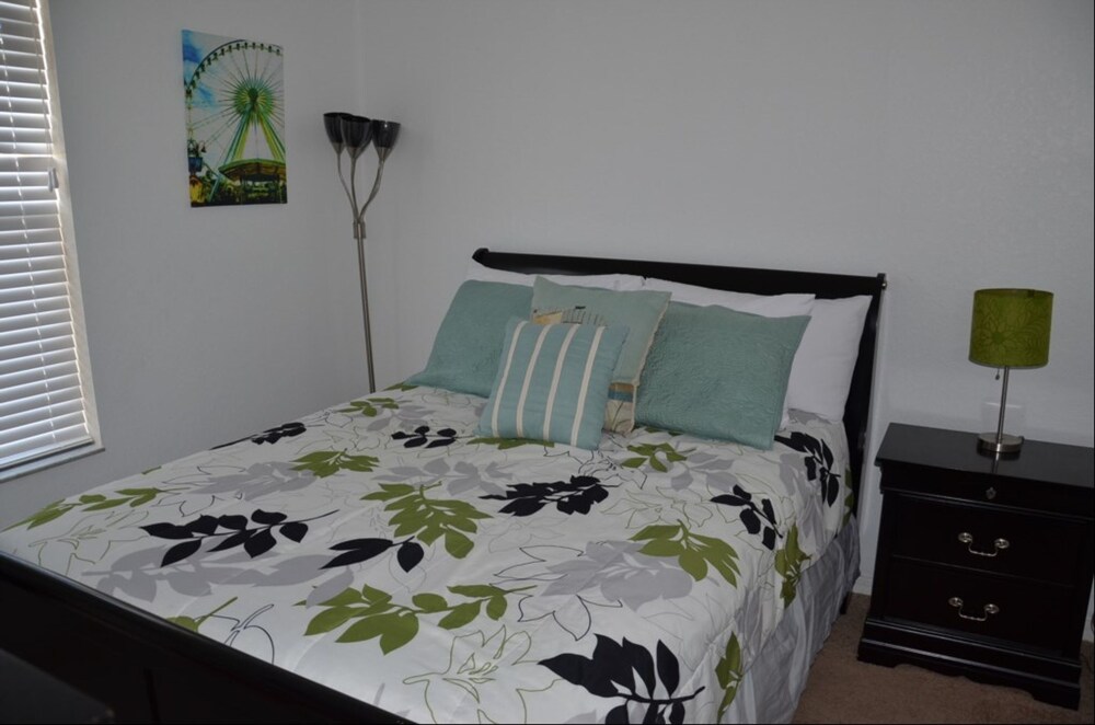 Premium 3 Bed 3 Bath Townhome - photo 3