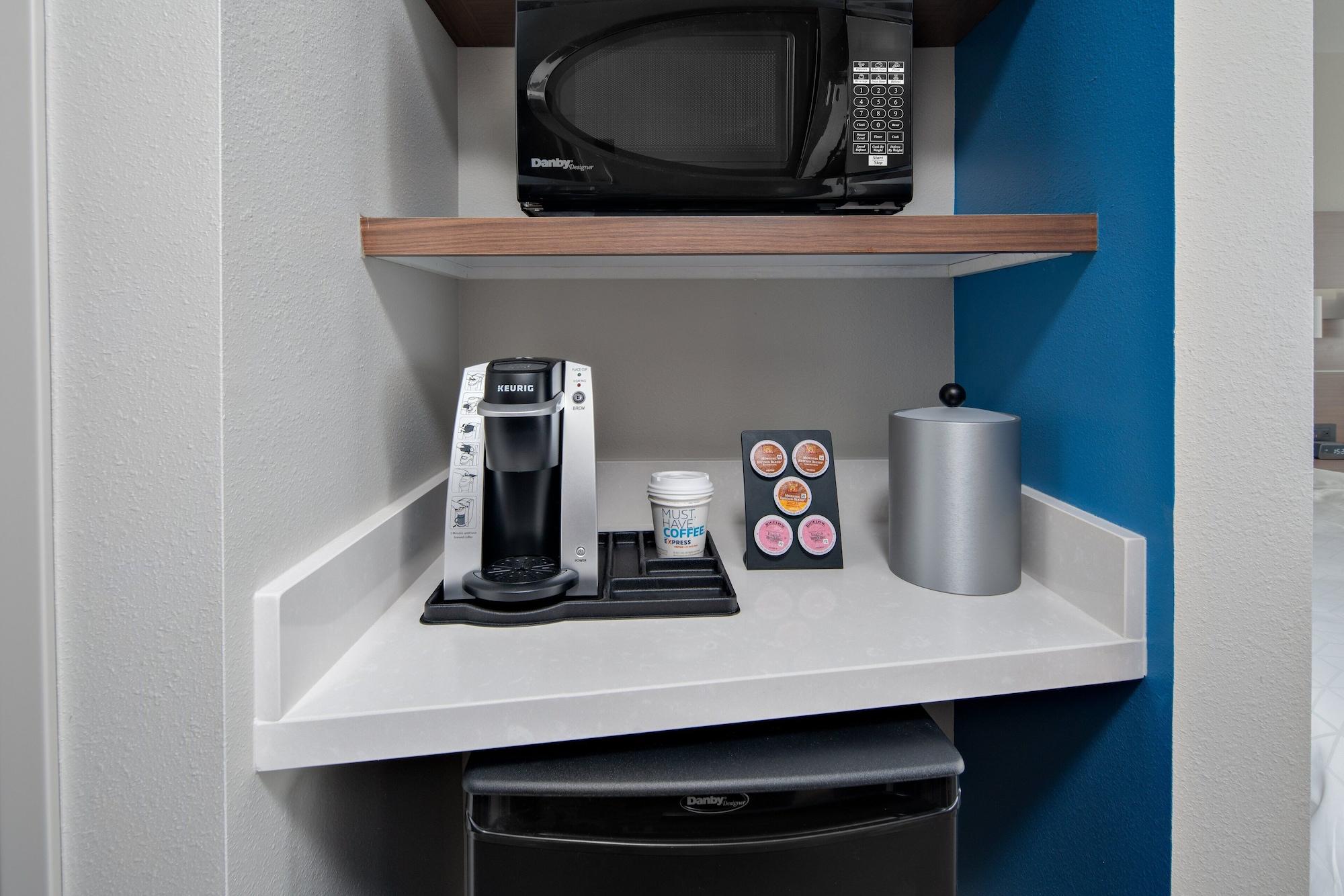 Holiday Inn Express & Suites Elkhorn Lake Geneva Area by IHG - photo 7