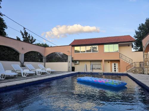 Holiday Home Rozić Villa with private seasonal heated pool — 4-Star Luxury Hotel in Mostar, Bosnia and Herzegovina