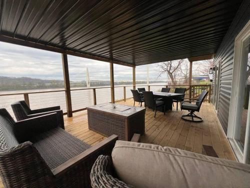 RiverSuite1 A mesmerizing river and bridge view. — 4-Star Luxury Hotel in Russell, United States
