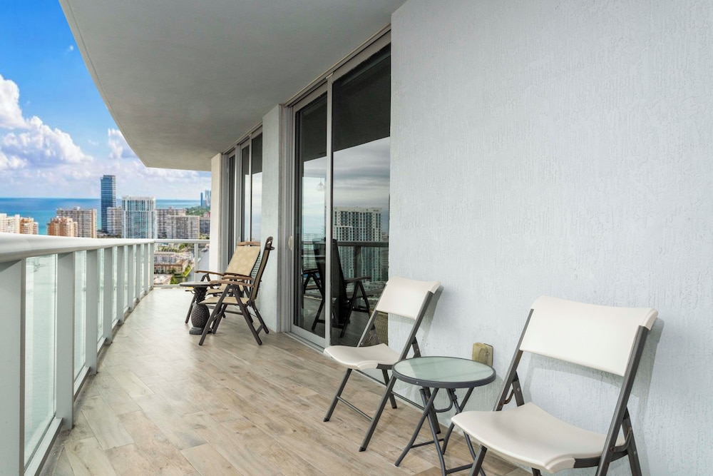 Stunning Bay Front 3 Bed Private Floor Apt 2001 @ BW Resort Miami - photo 20