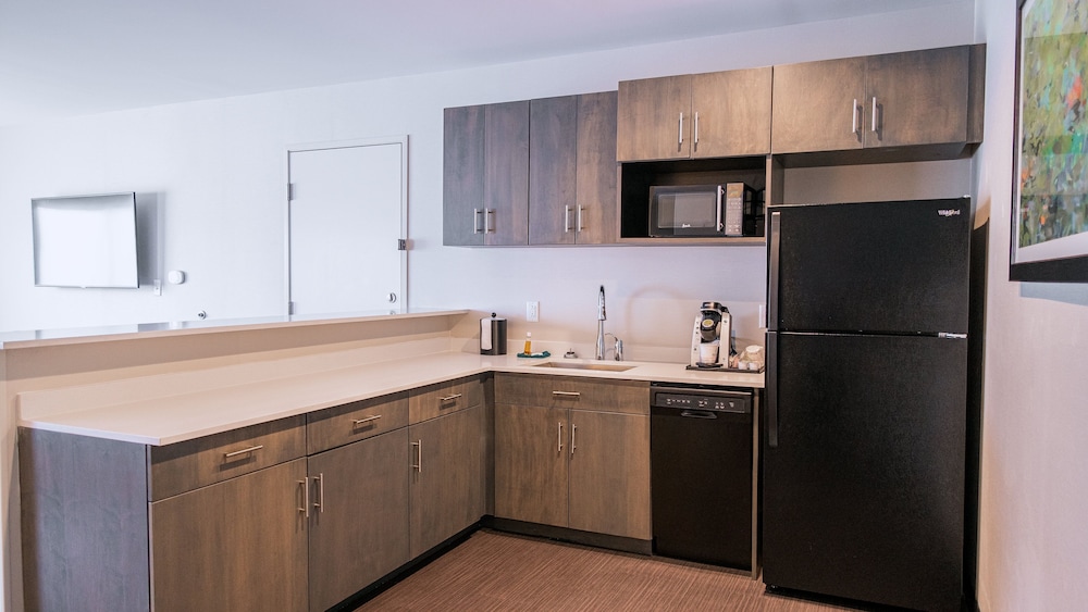Holiday Inn and Suites Philadelphia W Drexel Hill - photo 34