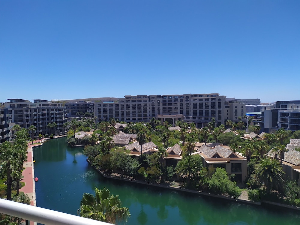 One Bedroom Apartment fully equipped and design furnitures — 4-Star Luxury Hotel in Cape Town, South Africa