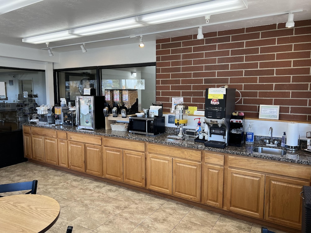 Days Inn by Wyndham Lake Point - photo 23