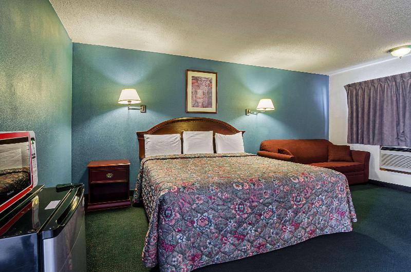 Econo Lodge Wakeeney - photo 16