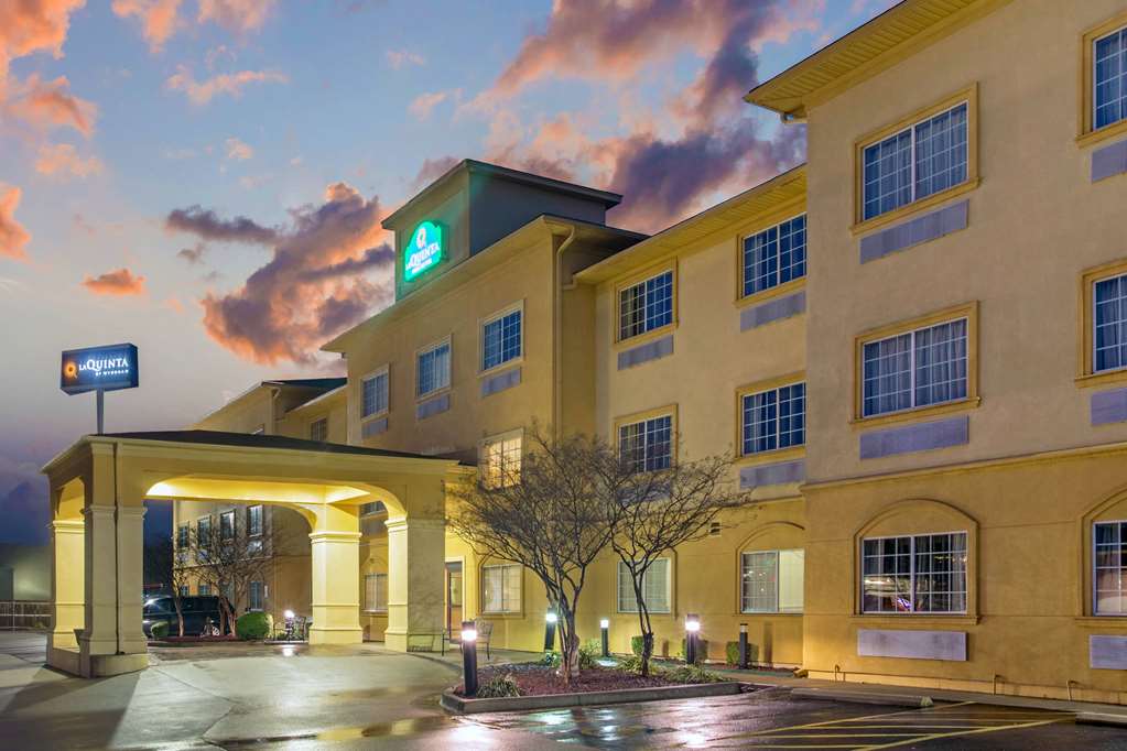 La Quinta Inn & Suites by Wyndham Fort Smith - photo 3