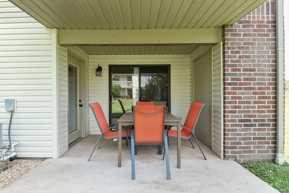 Southern Paradise Resort Amenities Close to Downtown and the Branson Landing - photo 16