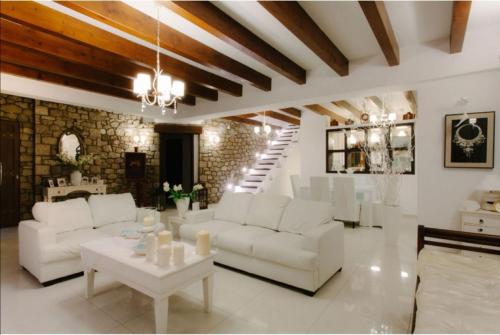 White Diamond Villa — 4-Star Luxury Hotel in Kamena Vourla, Greece