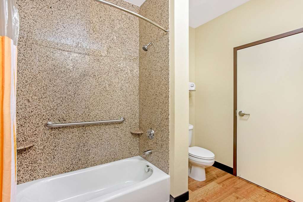 La Quinta Inn & Suites by Wyndham Ennis - photo 19