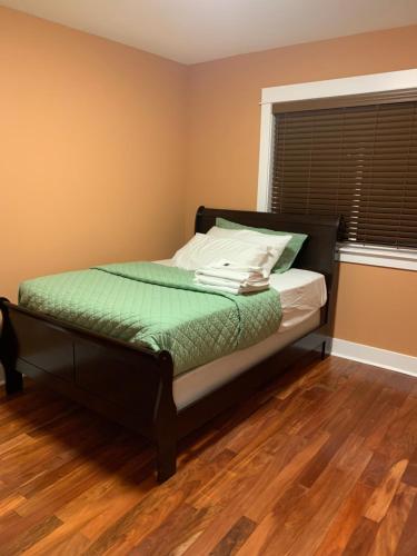 Serene Oasis Getaway with Sauna and a swim spa. in Portland, United States