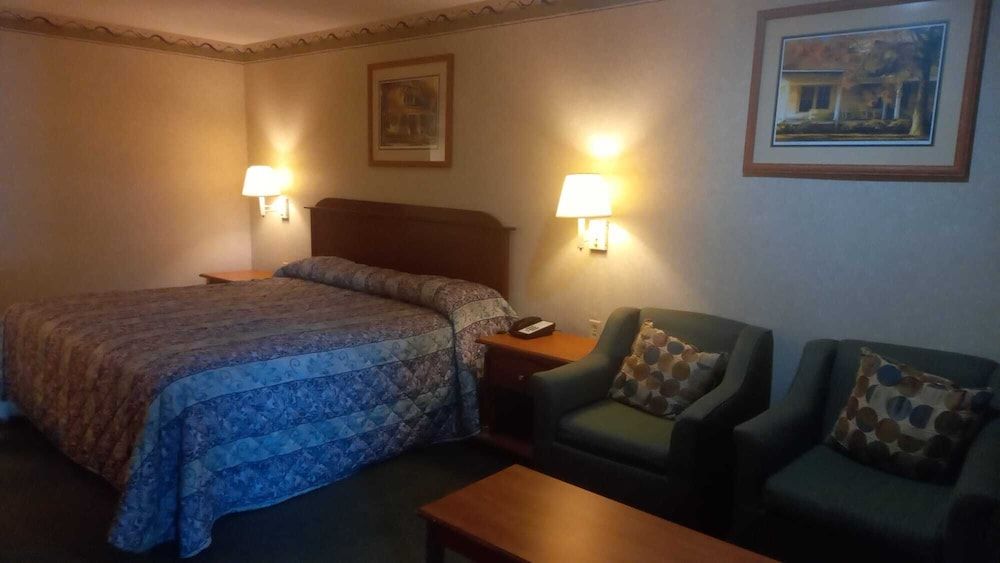 Traveler Inn and Suites - photo 12