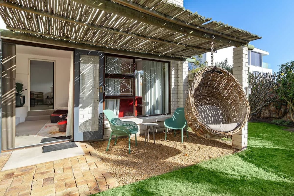 Charming Garden Cottage campsbay