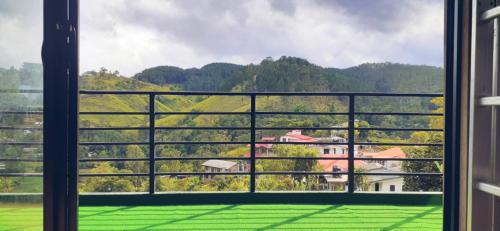 Foggy Mount View - carbon neutral hotel in Unknown City