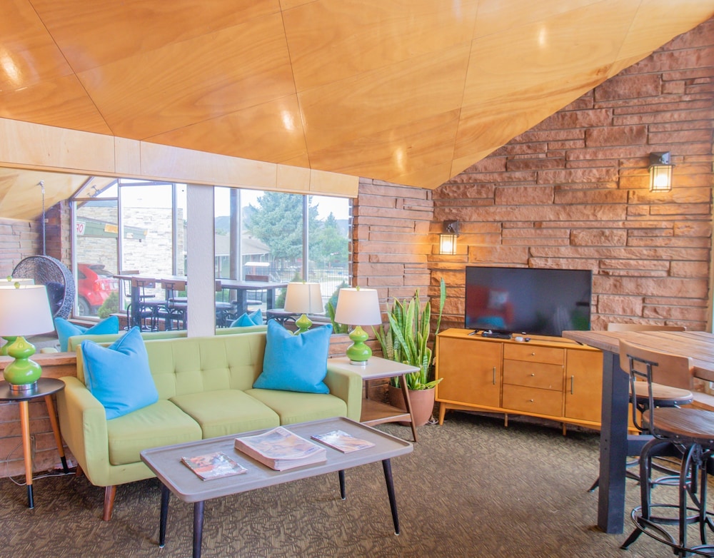 Coyote Mountain Lodge - photo 4