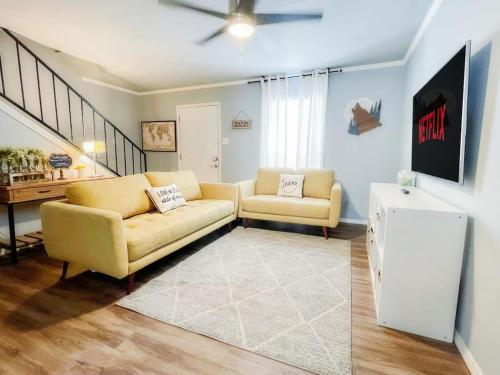 Upscale Townhouse Heart of SA's medical Center — 4-Star Luxury Hotel in San Antonio, United States