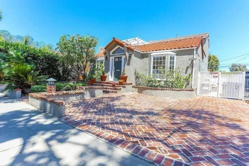 Large 5 BR Beverly Hills Adj — 4-Star Luxury Hotel in Los Angeles, United States