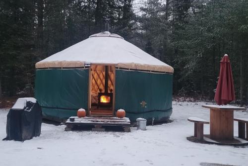 Ava Jade Yurt - carbon neutral hotel in Brownfield