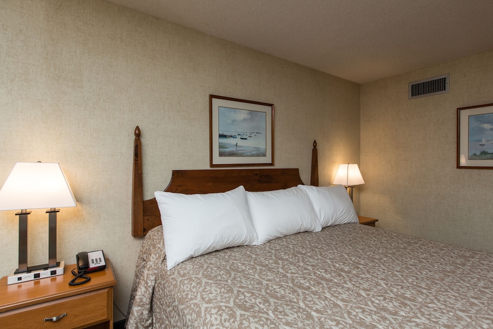 Commodores Inn - photo 17