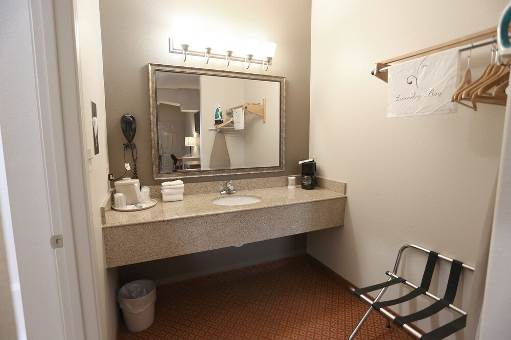 Executive Inn & Suites Jewett - photo 28