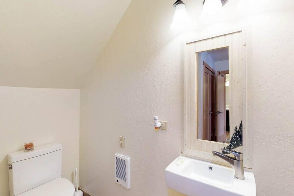 Sockeye by Avantstay Modern 2 BR Condo w Access to Northstar Resort Community - photo 21