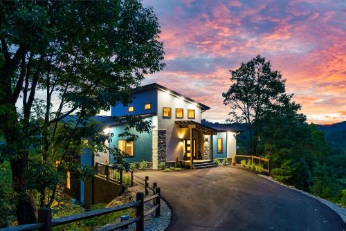 Private Mtn Views Theatre Pool Hot Tub Game Room — 4-Star Luxury Hotel in Sevierville, United States