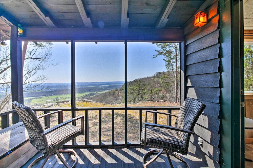 Secluded Ridgetop Hideaway with Valley Views — hotel in Summerville
