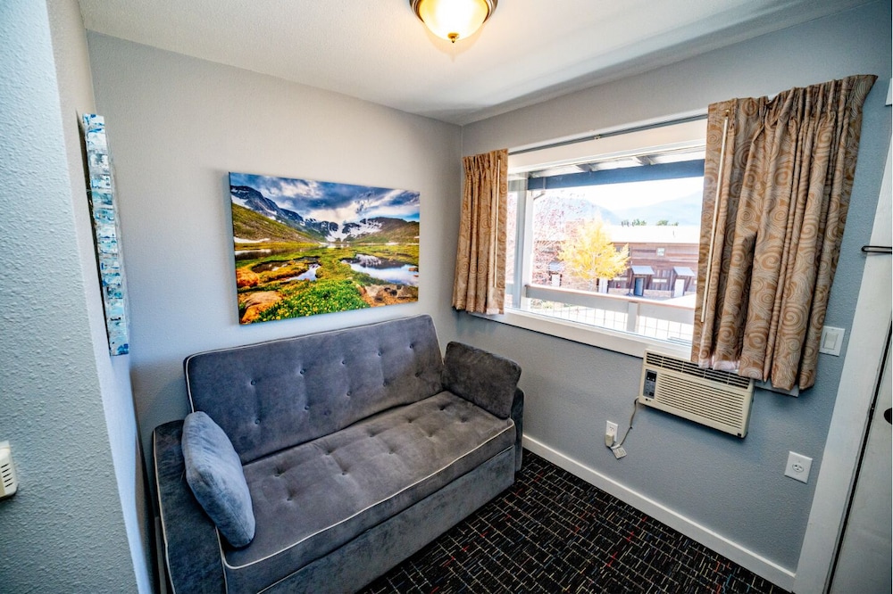 Coyote Mountain Lodge - photo 17