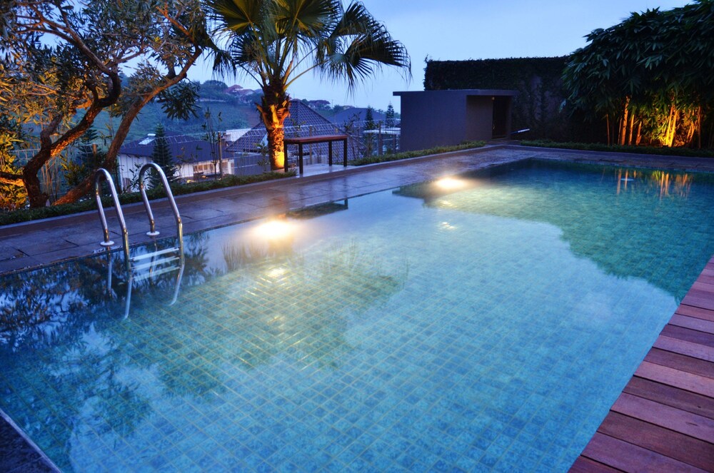 Morning Glory Mountain View Villa 4 bedrooms with a private swimming pool — 4-Star Luxury Hotel in Bandung, Indonesia