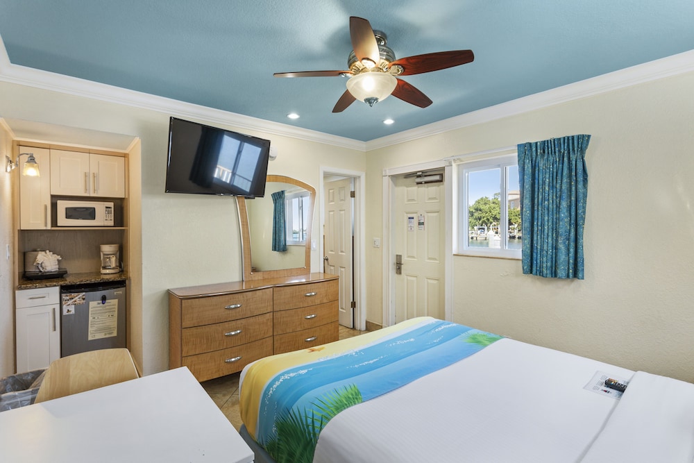 Bay Palms Waterfront Resort Hotel and Marina - photo 3