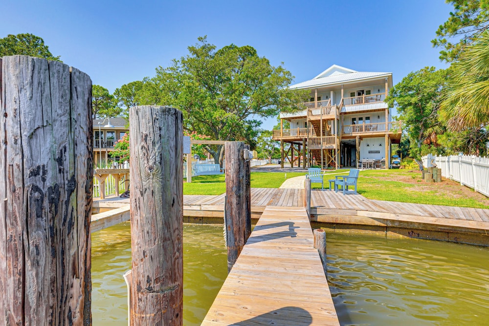Waterfront Oasis in Dauphin Island Shared Perks — 4-Star Luxury Hotel in Dauphin Island, United States
