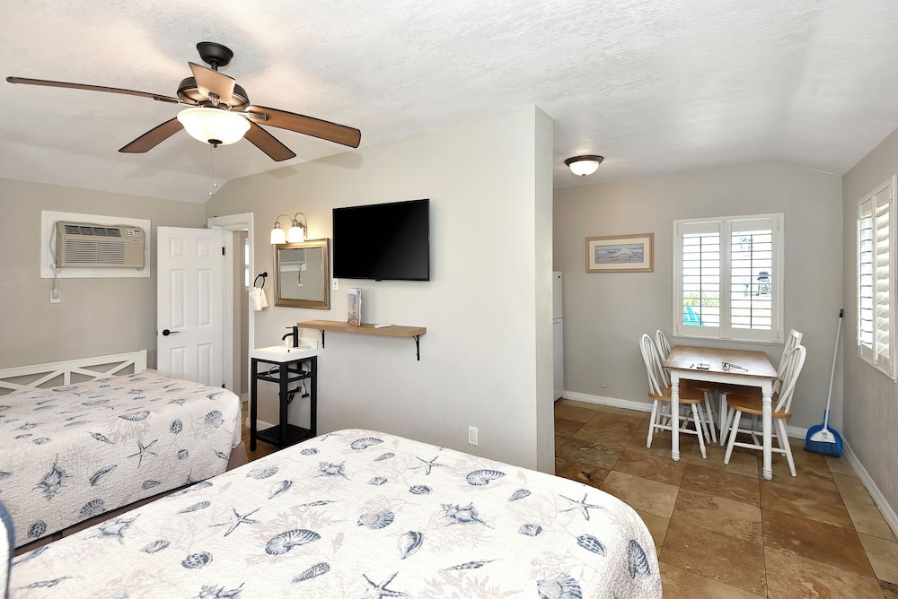 Shoreline Suites & Cabana Cottages - photo 28