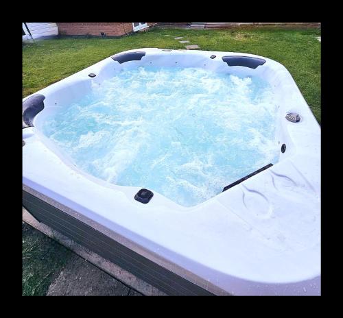 Opulent 5 bedroom Retreat with Hot tub and Entertainment — 4-Star Luxury Hotel in Sheerness, United Kingdom