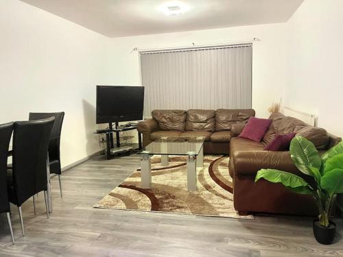 Lovely 3 Bed Ground Floor Apartment Near QE Hospital Harborne Birmingham New — 4-Star Luxury Hotel in Birmingham, United Kingdom
