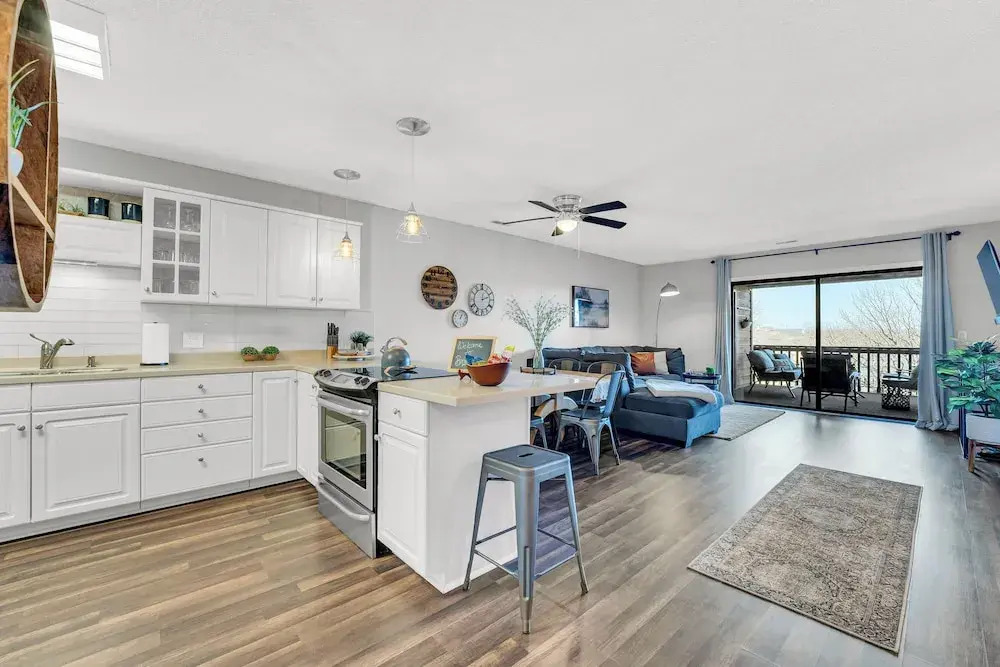 Bright Stylish Condo w Balcony — 4-Star Luxury Hotel in Branson, United States