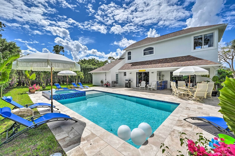 Modern Naples Oasis with Saltwater Pool and Jacuzzi — 4-Star Luxury Hotel in Naples, United States