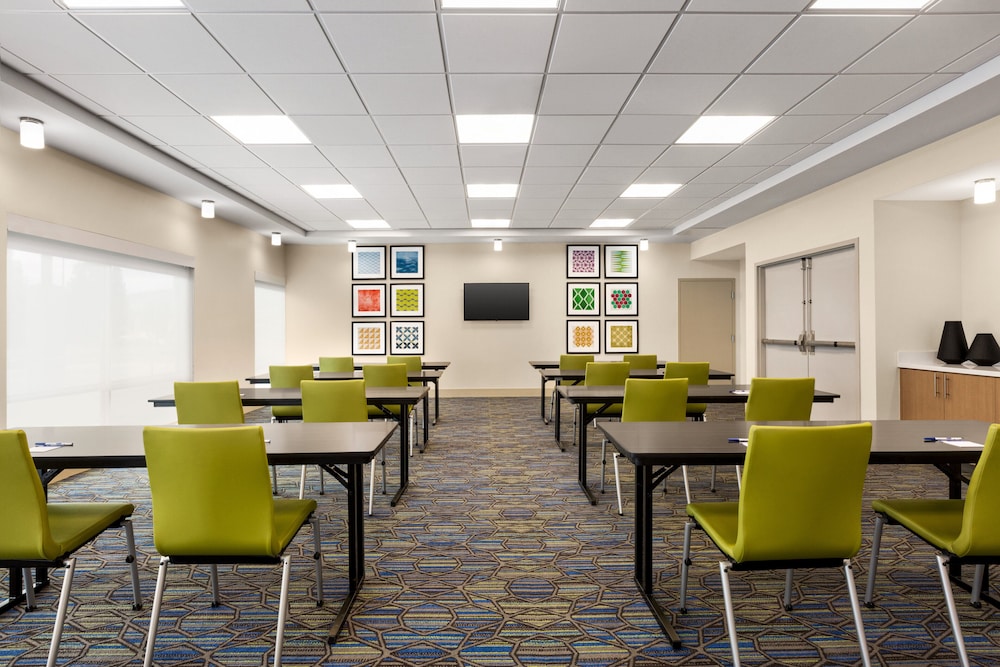 Holiday Inn Express and Suites Ukiah by IHG - photo 58