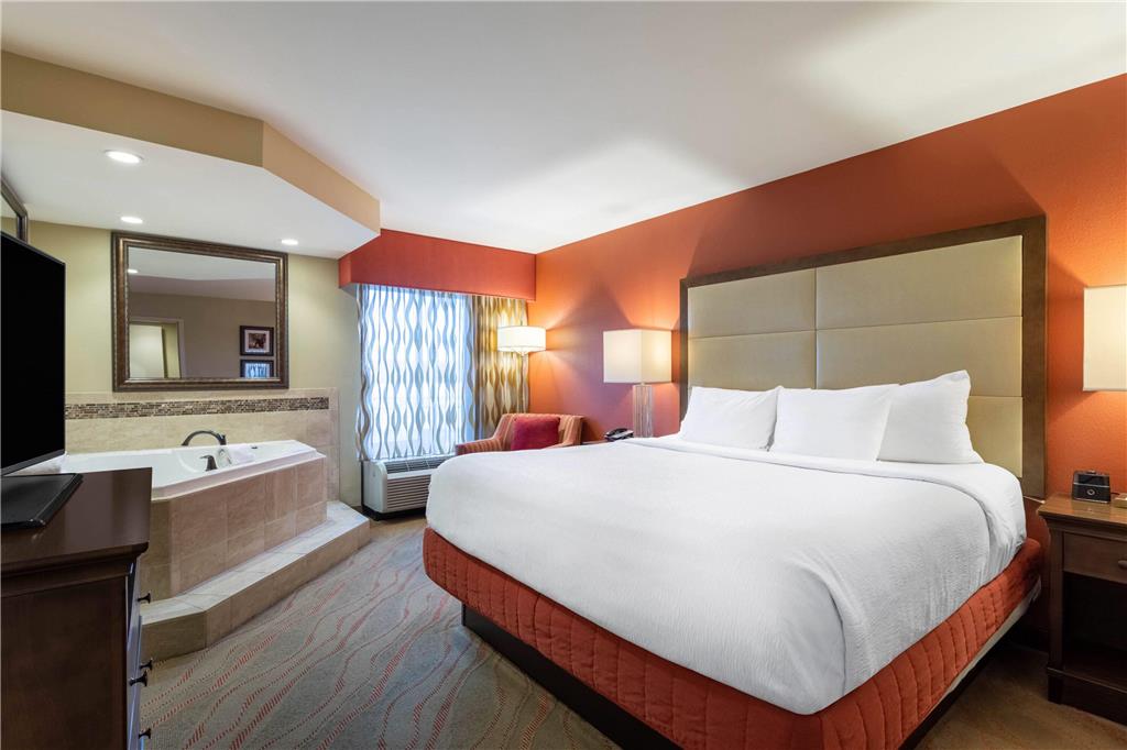 La Quinta Inn & Suites by Wyndham Pigeon Forge - photo 39